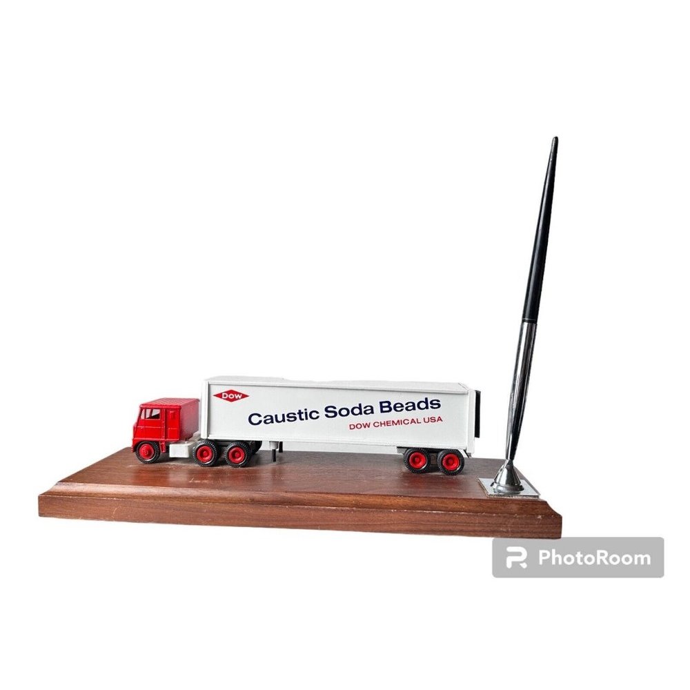 WINROSS Truck‎ Trailer 1981 Dow Chemical Caustic Soda Beads Desk Set